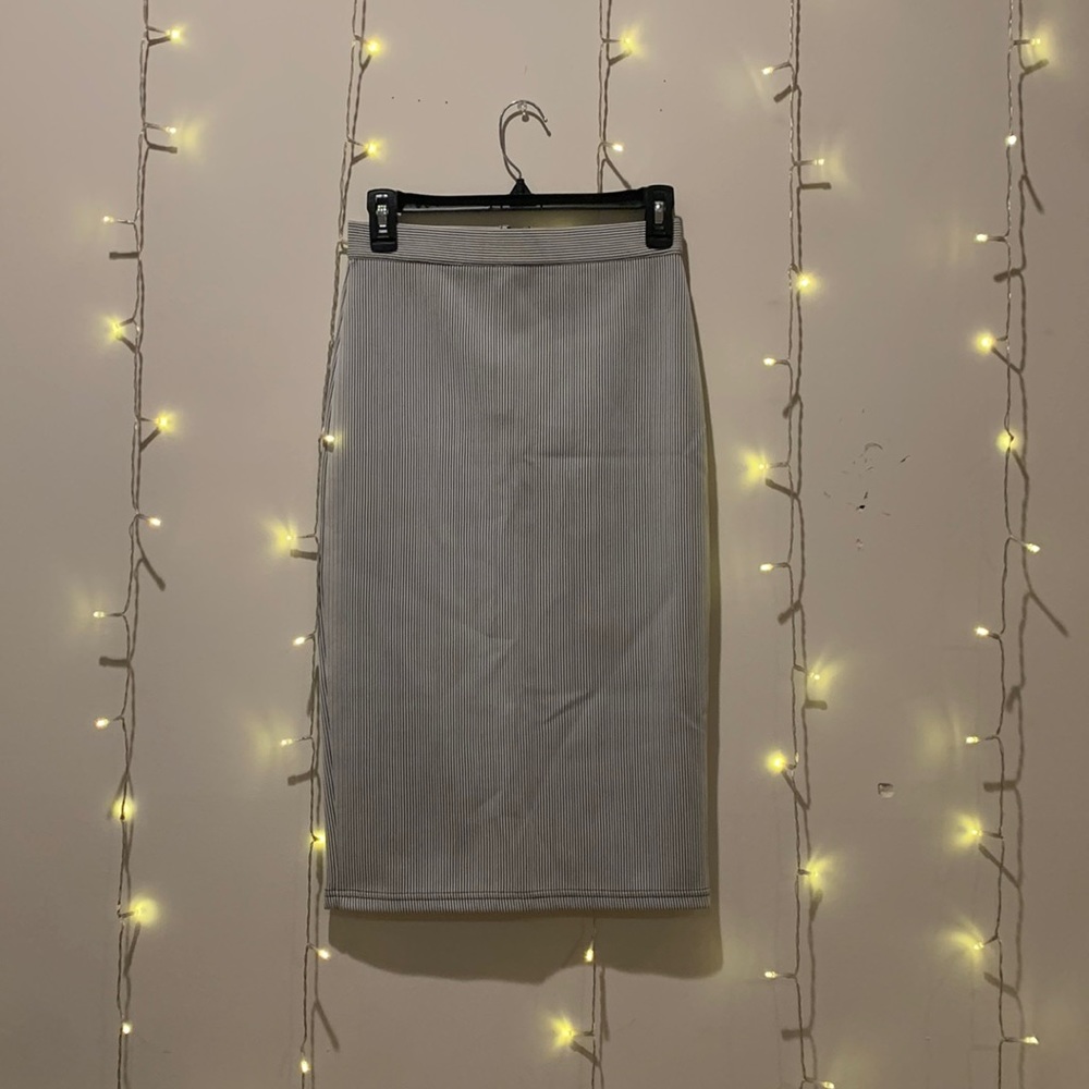NWT Topshop pencil skirt black & white pinstripe. Size 4